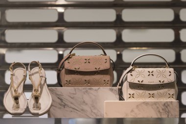 Ayakkabı ve çanta Paris'te bir mağaza.