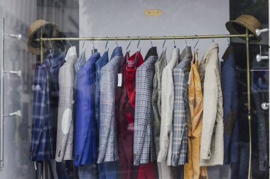 Paris'te bir mağazada giyim erkek