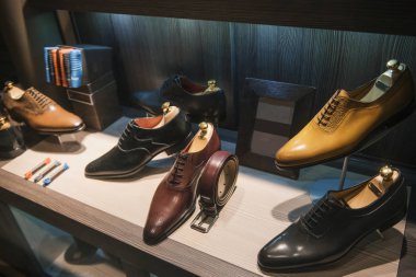 Adam lüks ayakkabı bir mağaza Paris'te