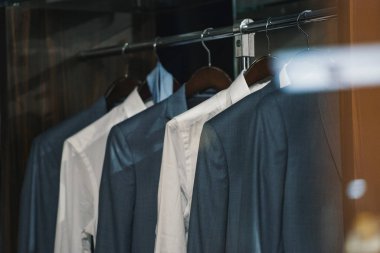 Kadın giysileri ile ön arka plan Paris'te depolamak.