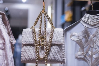 Bir mağaza Paris'te büyük giyim göstermek.