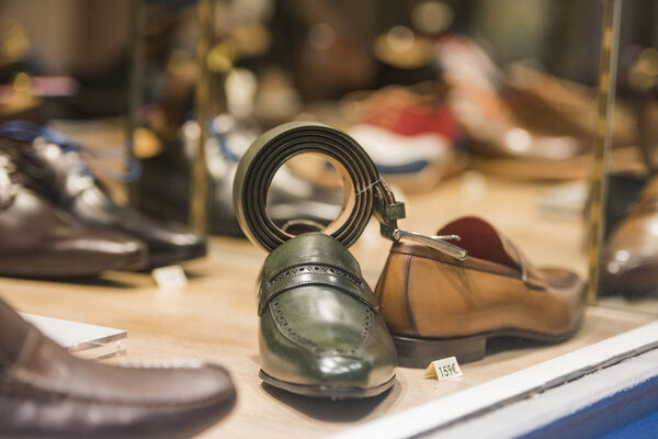 Мужская обувь в парижском магазине
