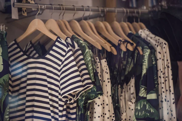 Schicke Kleidung Auf Regalen Einem Geschäft Paris — Stockfoto