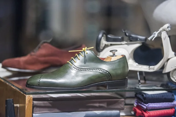 Элегантная Мужская Обувь Парижском Магазине — стоковое фото