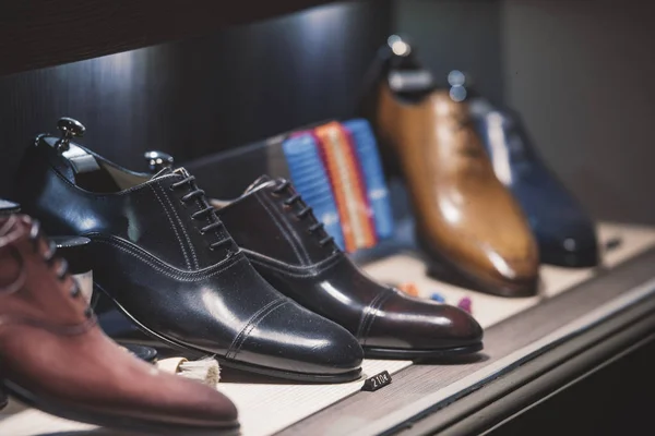 파리의 가게에서 신발을 남자들 — 스톡 사진