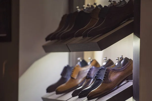 Элегантная Мужская Обувь Парижском Магазине — стоковое фото