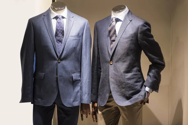 Eleganckie garnitury w sklepie w Paryżu — Zdjęcie stockowe