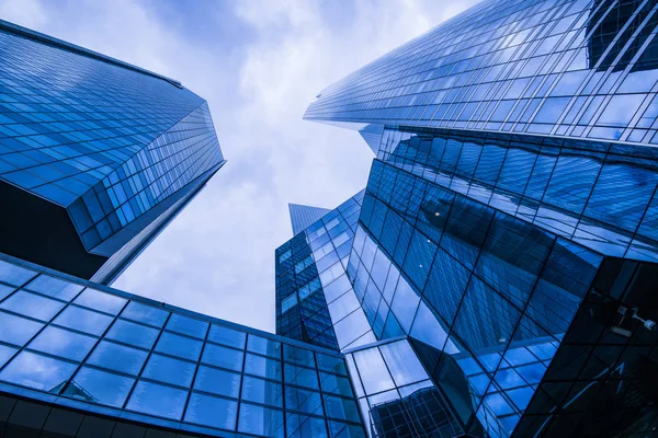 企业商业玻璃大厦和蓝天 — 图库照片