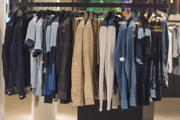 Kvinna Kläder Rack Butik Paris — Stockfoto