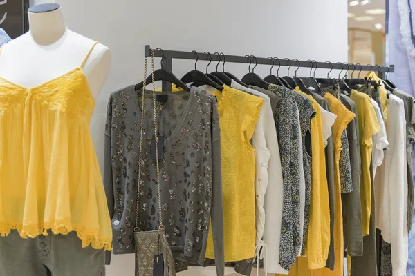 Женская Одежда Стойках Магазине Париже — стоковое фото