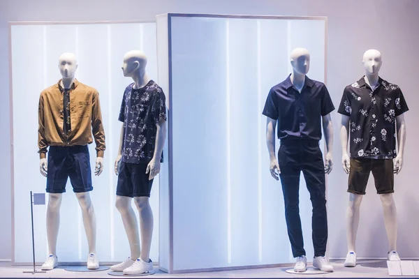 Yaz koleksiyonu giysileri bir mağaza Paris'te