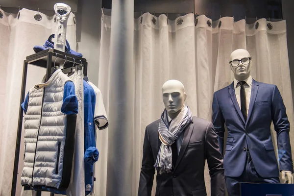 Paris'te bir mağazada giyim erkek