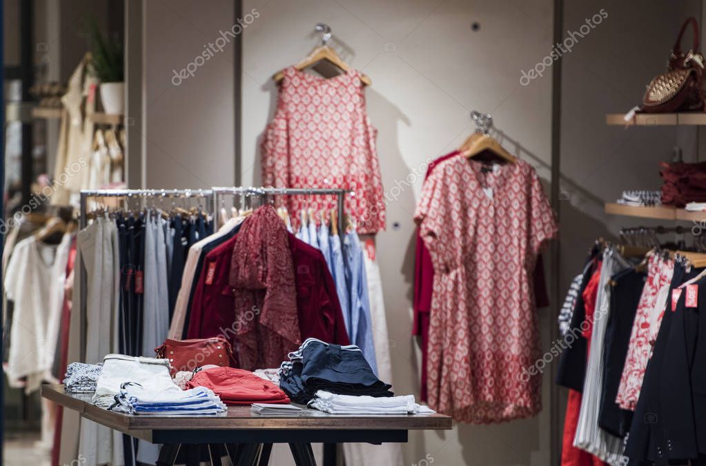 Fotos de Ropa Mujer Delante Con Fondo Tienda Par s Imagen de