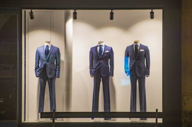 Erkekler uygun bir lüks mağaza Paris'te