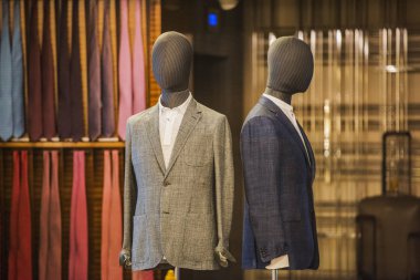 Paris'te bir mağazada giyim erkek