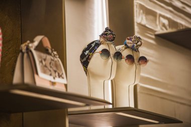 Bir mağaza Paris'te zarif aksesuarları.