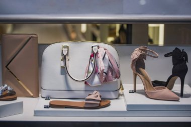 Ayakkabı ve çanta Paris'te bir mağaza