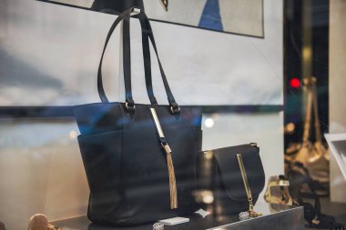 Bir mağaza Paris'te lüks Çantalar