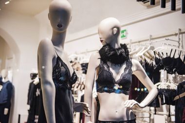 giyimi stok ile mankenler