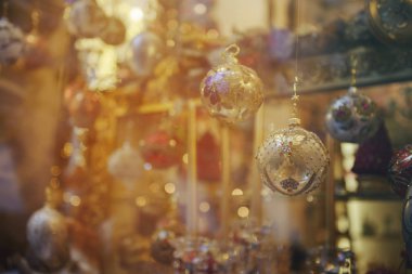 Sıcak renkler Noel süslemeleri