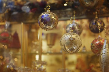 Sıcak renkler Noel süslemeleri