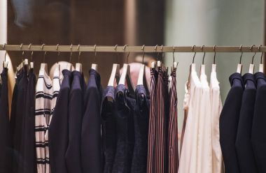 Giyim mağaza rafları