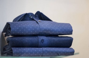 Erkek gömlek bir giyim mağazası