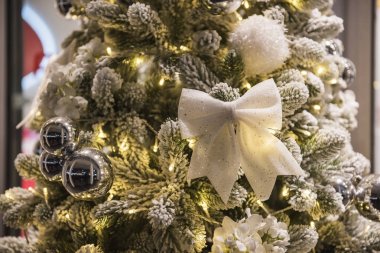 Bir mağazada Noel süsleri