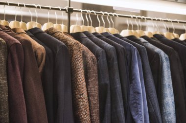 Erkekler takım elbiseli bir mağaza