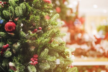 Bir mağazada Noel süsleri