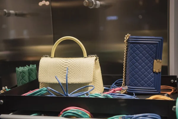 Bir mağaza Paris'te lüks kadın çantaları