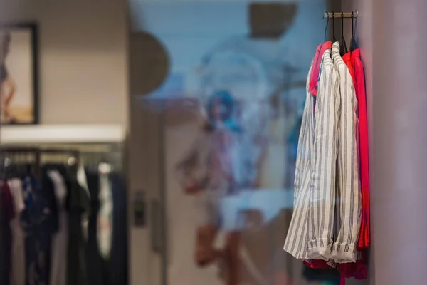 女性の服のパリの店 — ストック写真