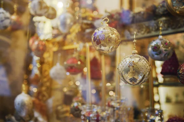 Sıcak renkler Noel süslemeleri