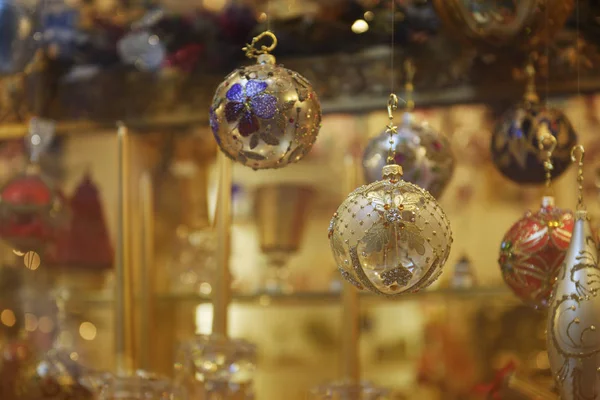 Sıcak renkler Noel süslemeleri