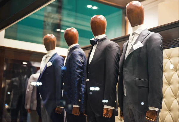 Erkek giyim ile zarif mağaza