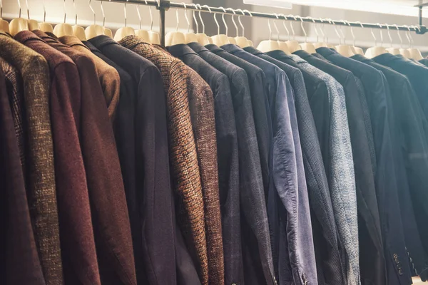 Erkekler takım elbiseli bir mağaza