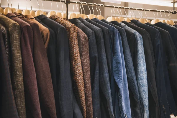 Erkekler takım elbiseli bir mağaza