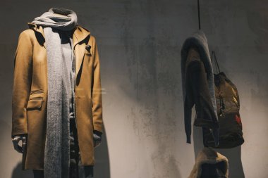 Bir mağazada giyim erkek