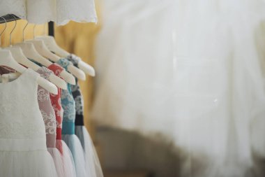 Bir mağazada kız giydir