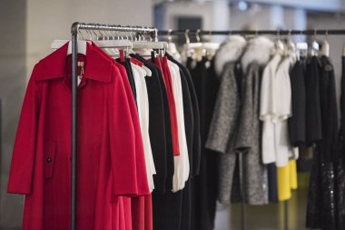 Milan moda deposunda renkli elbise