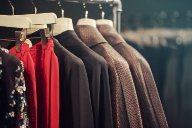 Milan moda deposunda renkli elbise