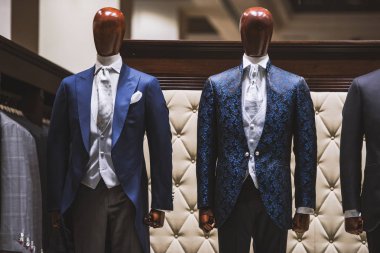 Bir mağazada giyim erkek.