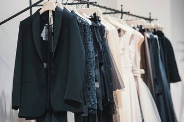 Bir mağazada kadın şık giyim.