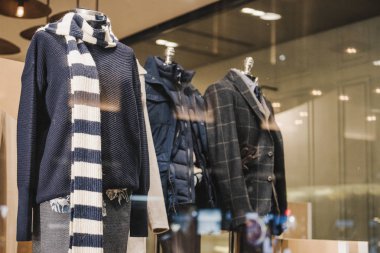 Bir mağazada giyim erkek.