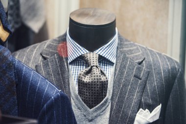 Bir mağazada giyim erkek