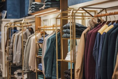 Bir mağazada giyim adam