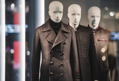 Bir mağazada giyim erkek