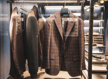 Erkek takım elbise askıları üzerinde