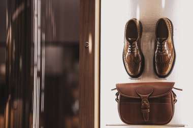 Erkek ayakkabıları bir lüks mağaza