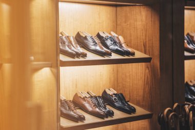 Erkek ayakkabıları bir lüks mağaza